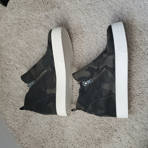 Steve Madden Black Dark Army Green Wedge Booties 8 EUC - Picture 3 of 14